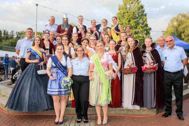 Weinkoenigin Ortsfeuerwehr Munster 768x512